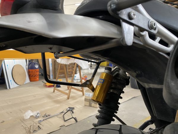 SOPORTE PARA ALFORJA TRIUMPH STREET SCRAMBLER 1200 - Imagen 6